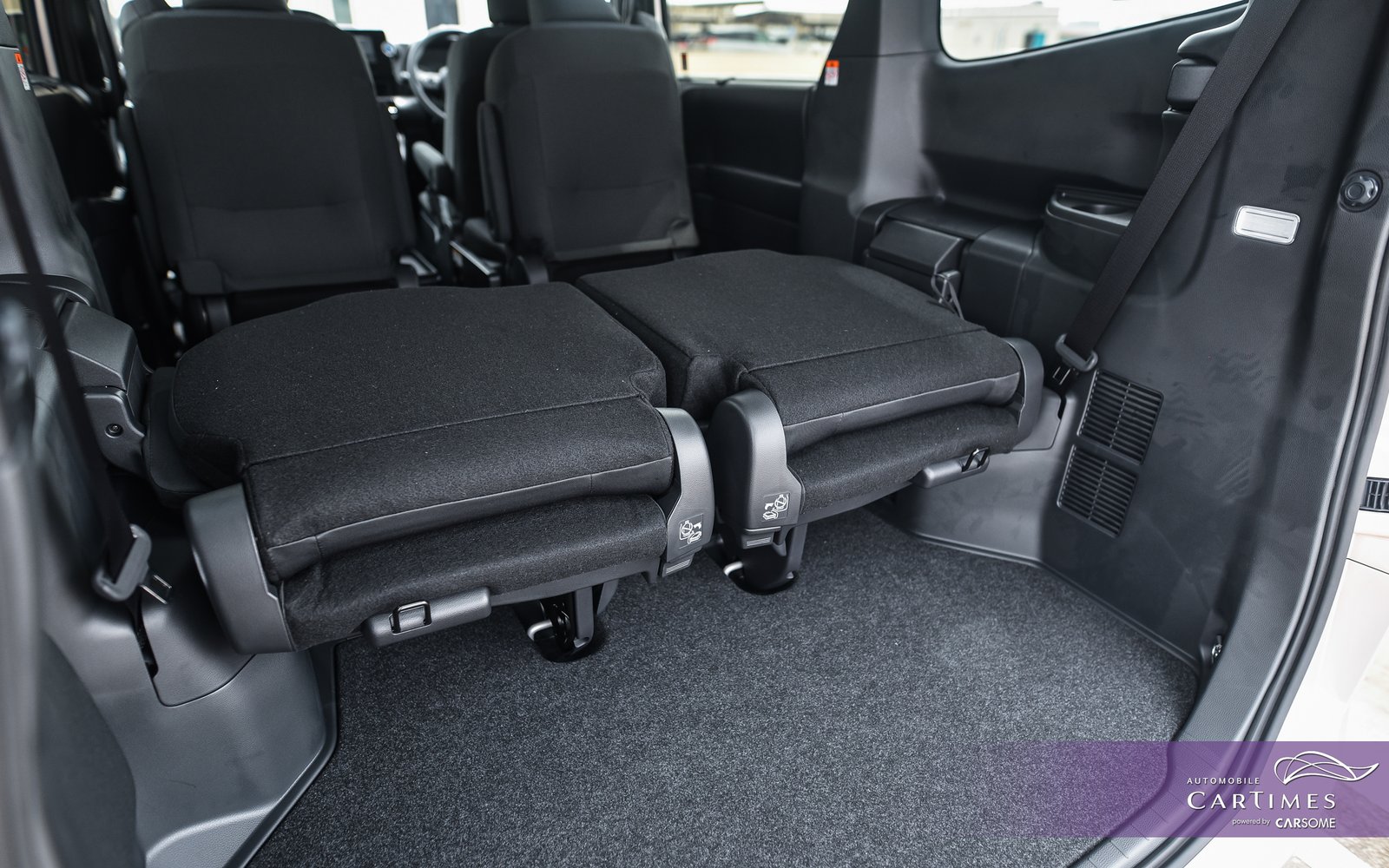 Toyota Noah Hybrid photo 12